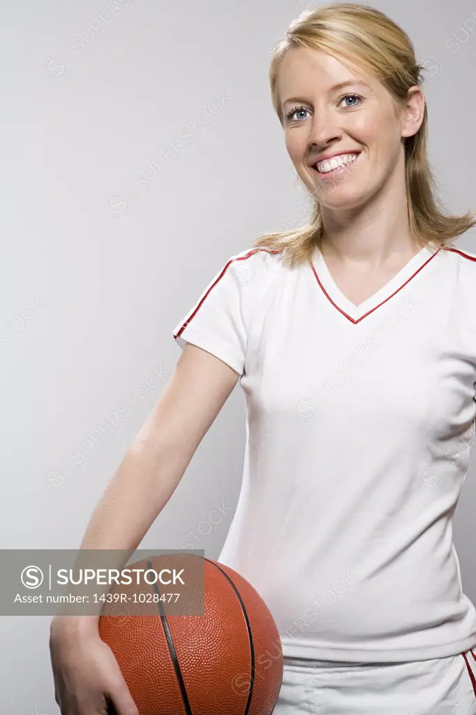 Basketballplayer holding basketball