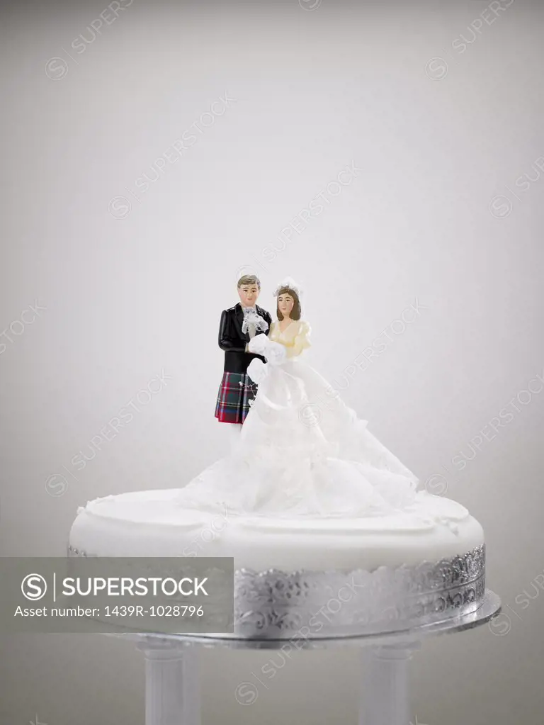 Bride and bridesgroom figurines on a wedding cake