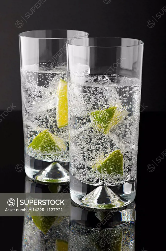 Two tumblers with gin and tonic