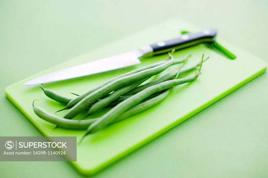 Green beans on chopping board