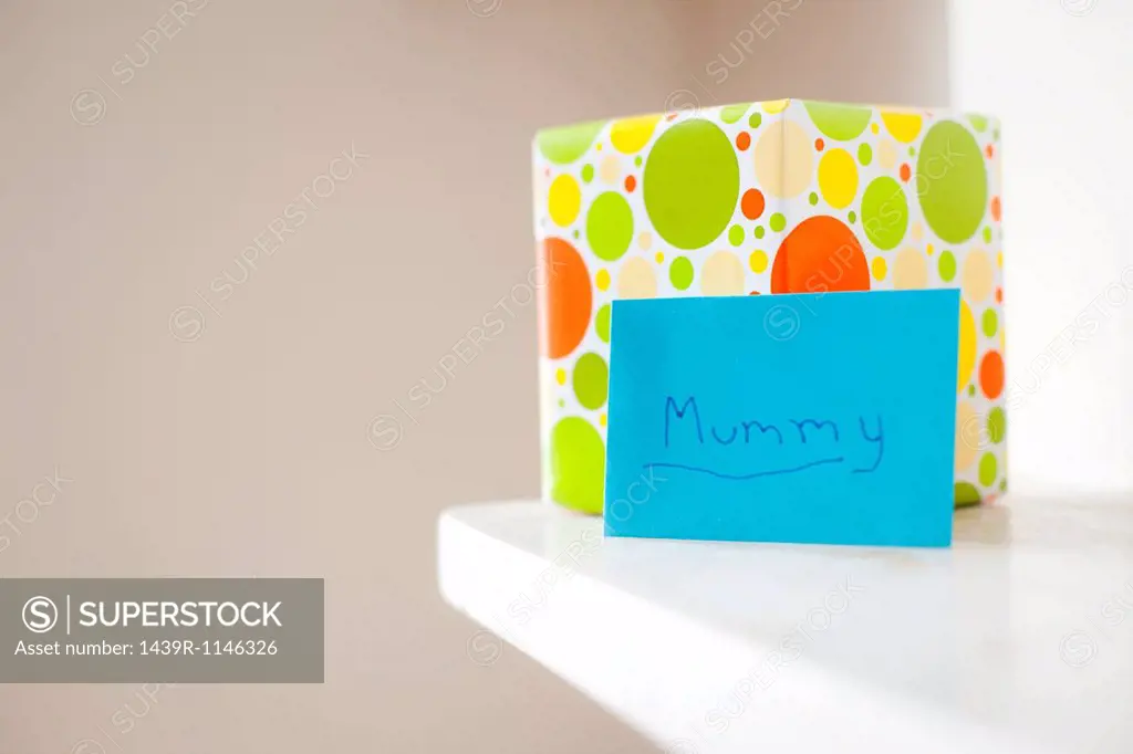 Gift and card with ´mummy´ written on it
