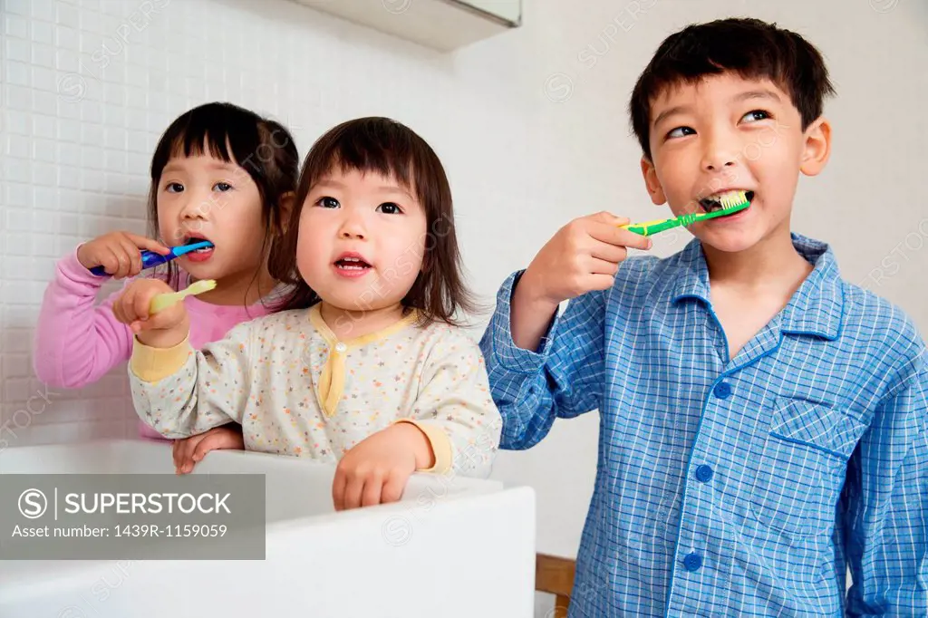 Brother and sisters cleaning teeth