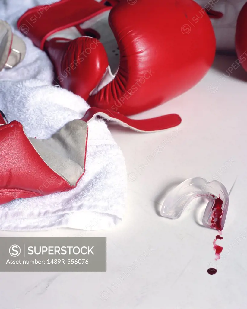 Boxing glove and gumshield