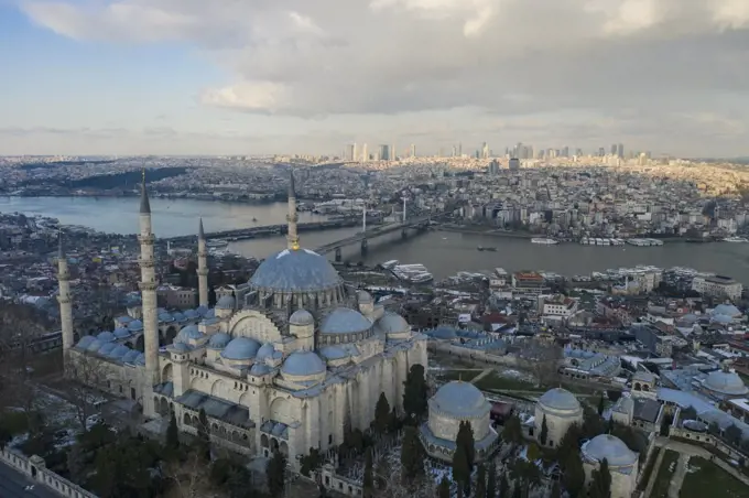 Turkey, Istanbul, Aerial view of Suleymaniye mosque with Golden Horn and Beyoglu