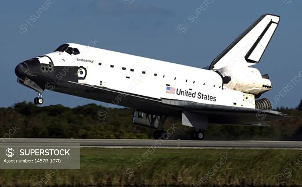 Space Shuttle Endeavour landing on Runway 33 after completing the STS-113 Mission to the International Space Station, NASA Kennedy Space Center, Cape Canaveral, Florida, USA