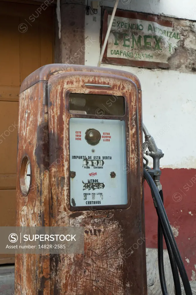 Mexico, Guanajuato, San Miguel de Allende, Old gas pump