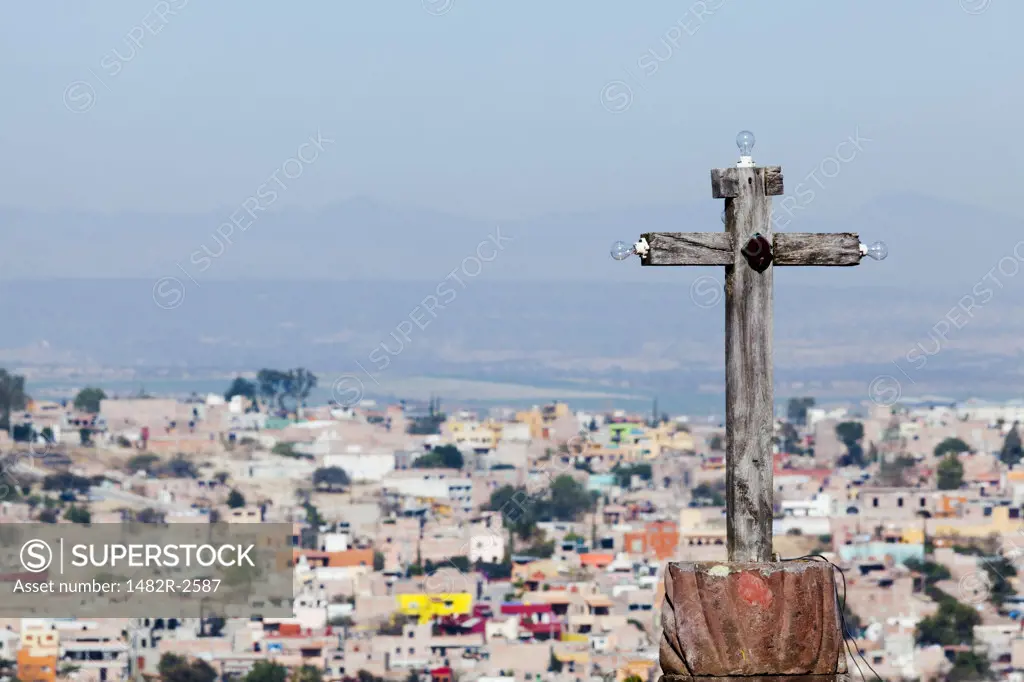 Mexico, Guanajuato, San Miguel de Allende, Cross and view of city