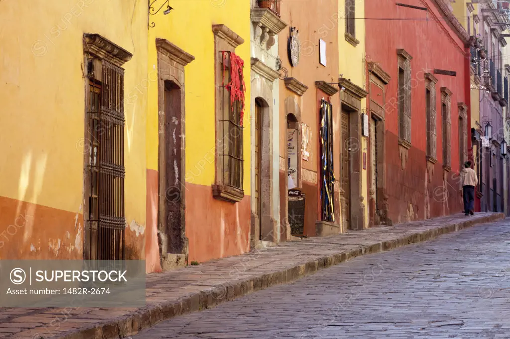 Mexico, Guanajuato, San Miguel de Allende, Colorful street scene