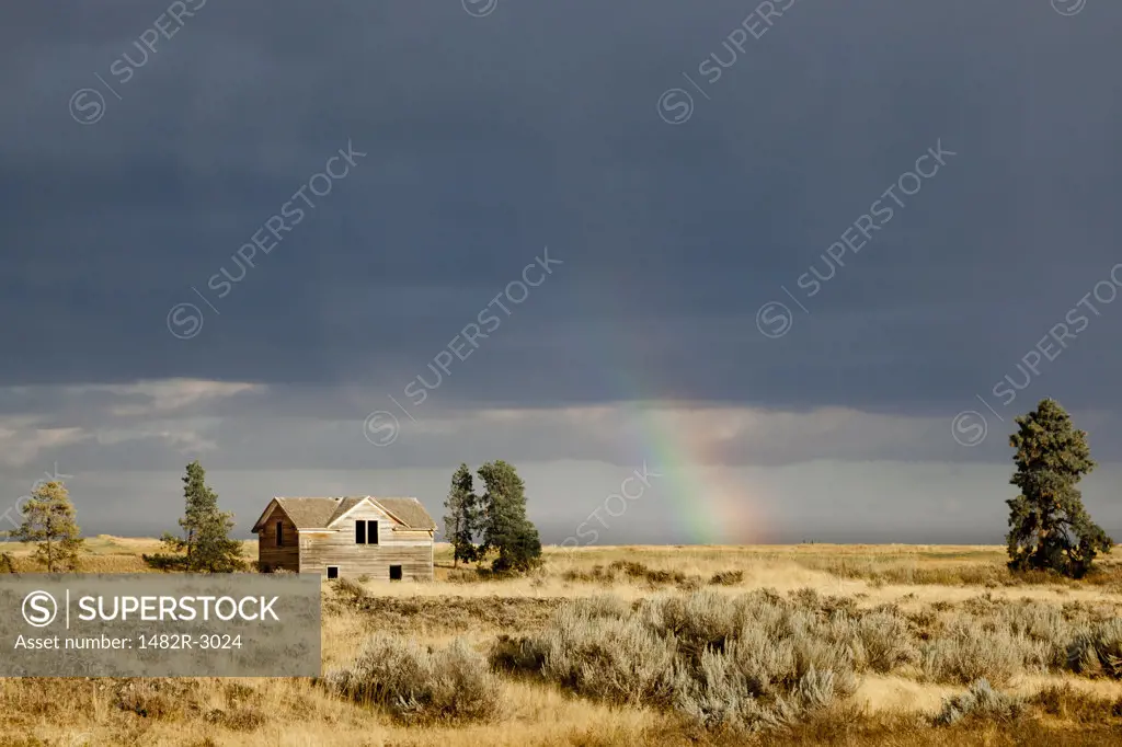 USA, Washington, Farmhouse and rainbow