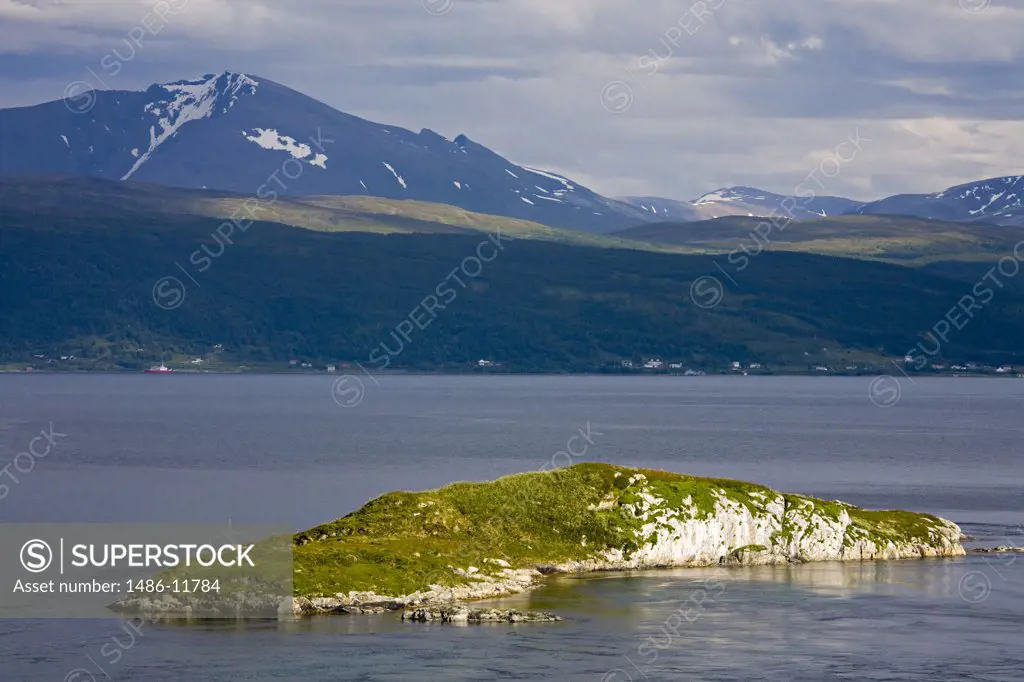 Island in the sea, Kvalsundet, Tromso, Toms County, Nord-Norge, Norway