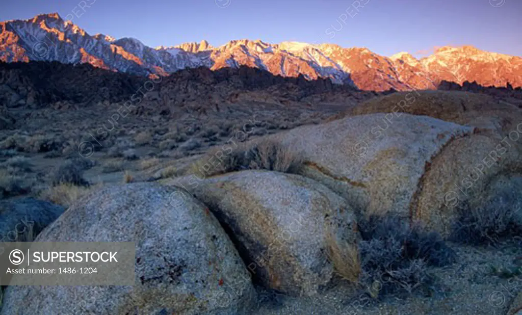 USA, California, Alabama Hills Recreation Area, boulders in mountains