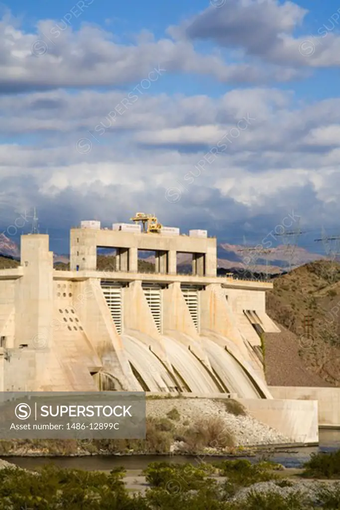 USA, Arizona, Davis Dam on Colorado River near Bullhead City