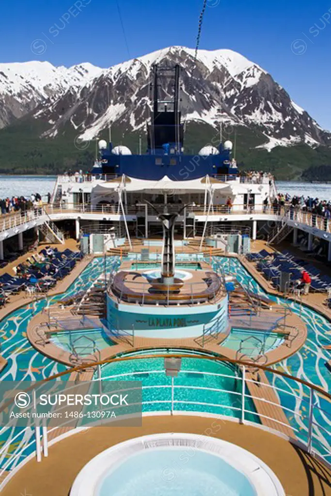 USA, Southeast Alaska, Yakutat Bay, Gulf of Alaska, Hubbard Glacier, Cruise ship with tourist on board