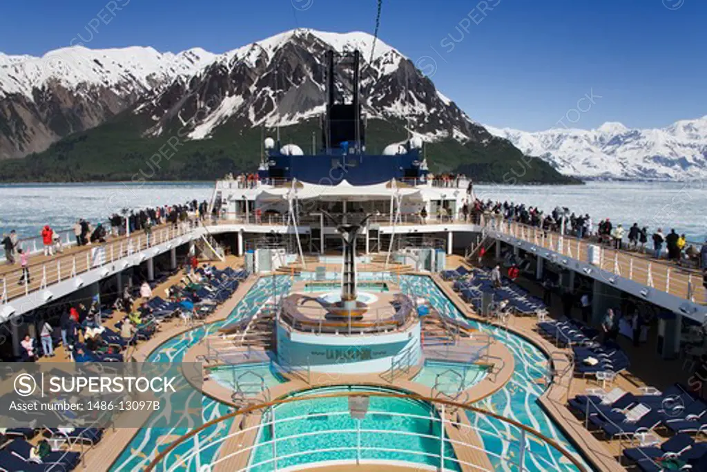 USA, Alaska, Gulf of Alaska, Yakatat Bay, Cruise ship near Hubbard Glacier