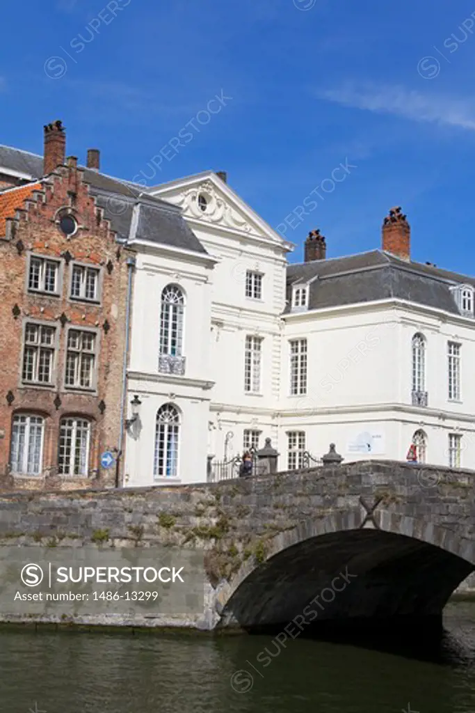 Arch bridge across the canal, Basisschool Brugge Centrum, Spiegelrei, Bruges, Belgium