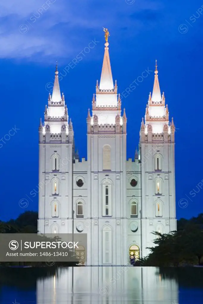 USA, Utah, Salt Lake City, Mormon Temple and reflecting pool in Temple Square
