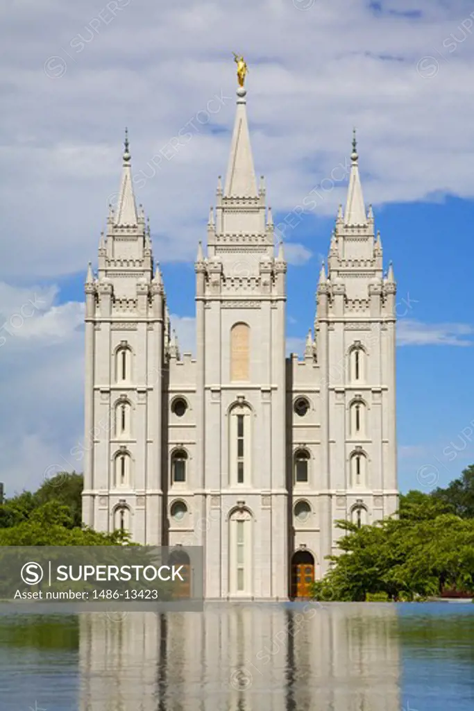 USA, Utah, Salt Lake City, Mormon Temple and reflecting pool on Temple Square