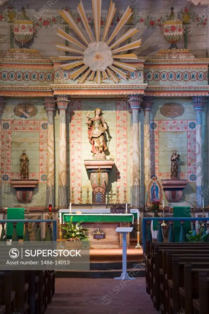 USA, California, San Luis Obispo County, Paso Robles, Altar in Mission San Miguel Archangel