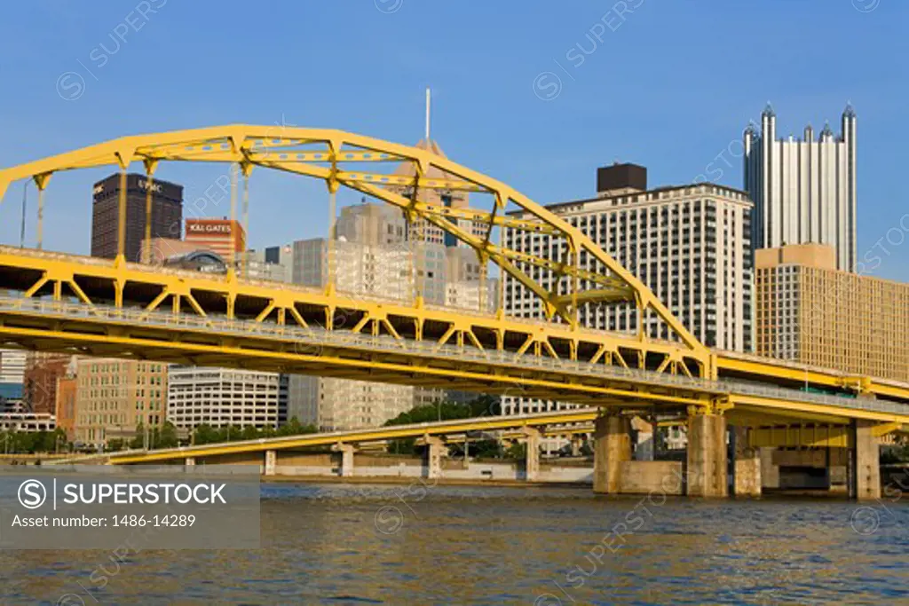 USA, Pennsylvania, Pittsburgh, Fort Duquesne Bridge over Allegheny River