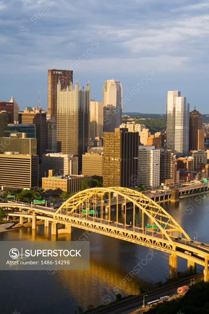 USA, Pennsylvania, Pittsburgh, Skyline and Fort Pitt Bridge over Monongahela River