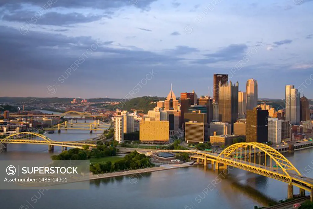 USA, Pennsylvania, Pittsburgh, Skyline and Fort Pitt Bridge over Monongahela River