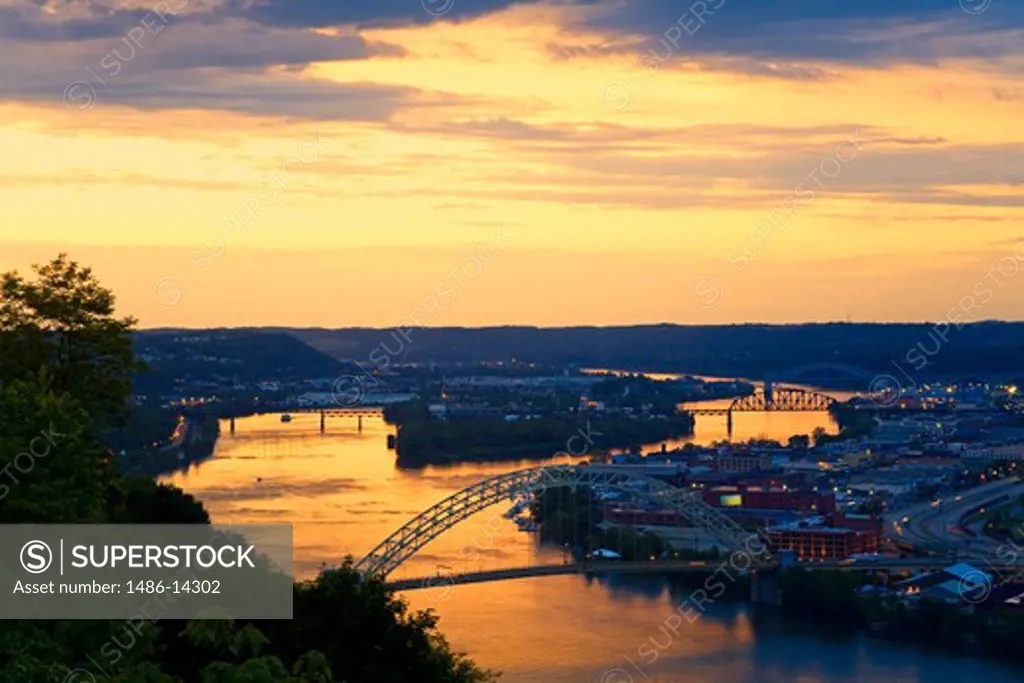 USA, Pennsylvania, Pittsburgh, Ohio River at sunset
