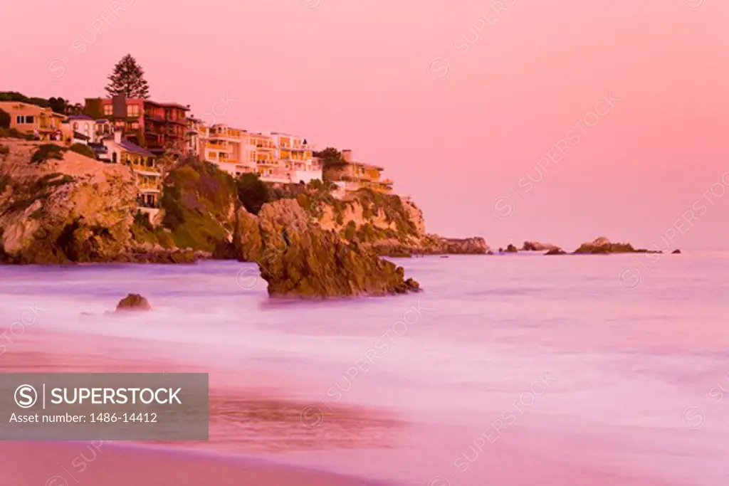 USA, California, Orange County, City of Newport Beach, Corona del Mar Beach, Houses on cliffs at twilight