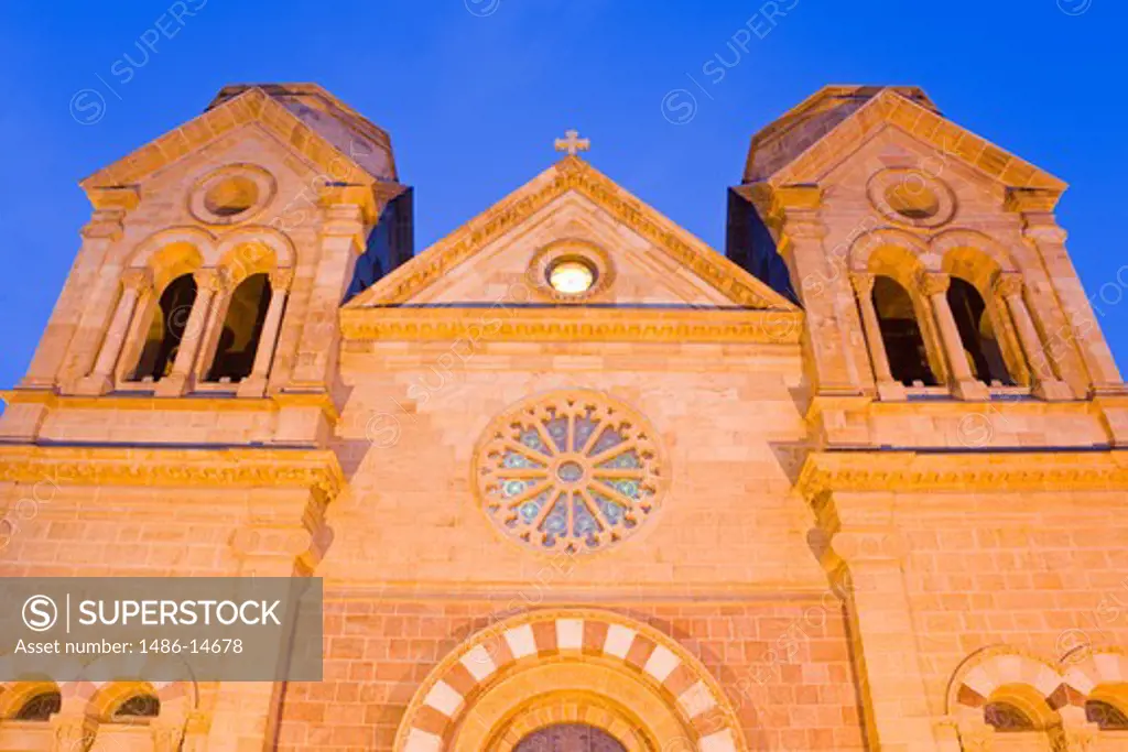 USA, New Mexico, Santa Fe, Basilica of Saint Francis of Assisi at night