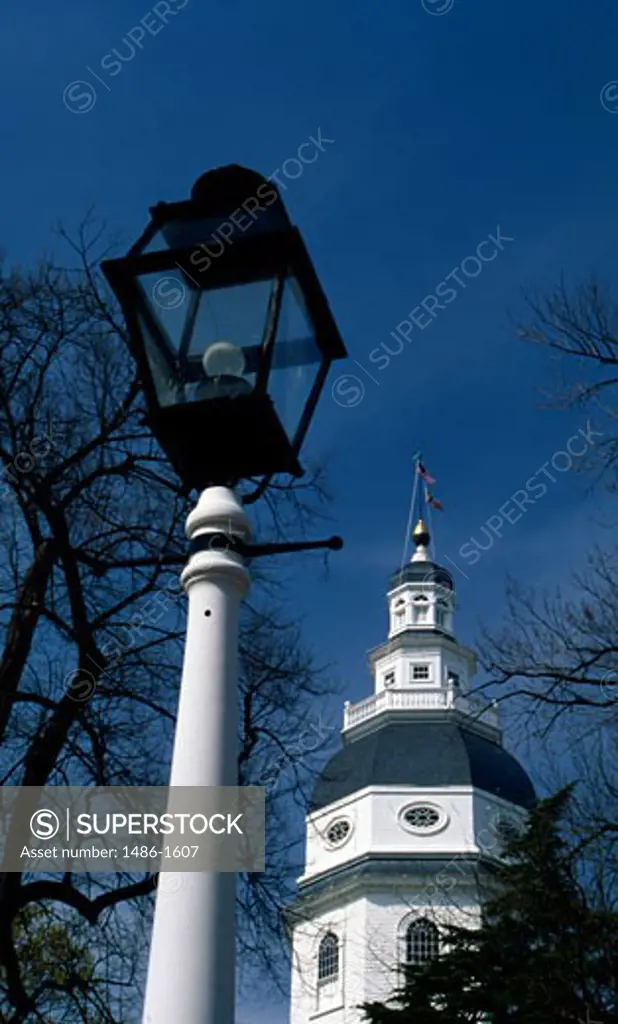 USA, Maryland, Annapolis, street lamp and State House