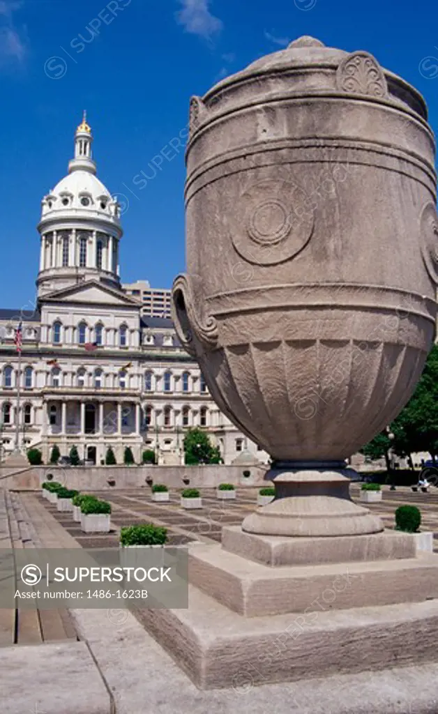 USA, Maryland, Baltimore, stone sculpture at City Hall