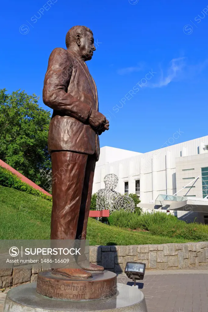 USA, Georgia, Atlanta, Woodruff Arts Center, Robert Woodruff statue