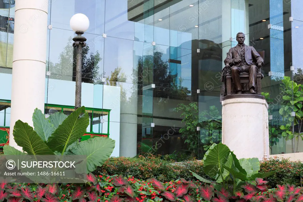 USA, Georgia, Atlanta, Samuel Spencer statue outside David R. Goode Building
