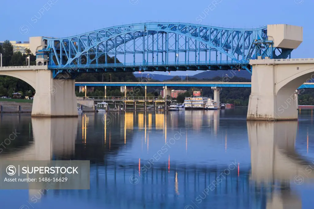 USA, Tennessee, Chattanooga, View of Market Street Bridge and Tennessee River