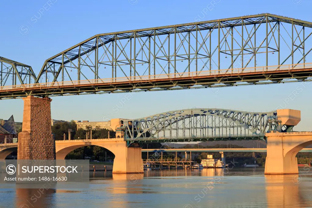 USA, Tennessee, Chattanooga, View of Tennessee River and Walnut Street Bridge
