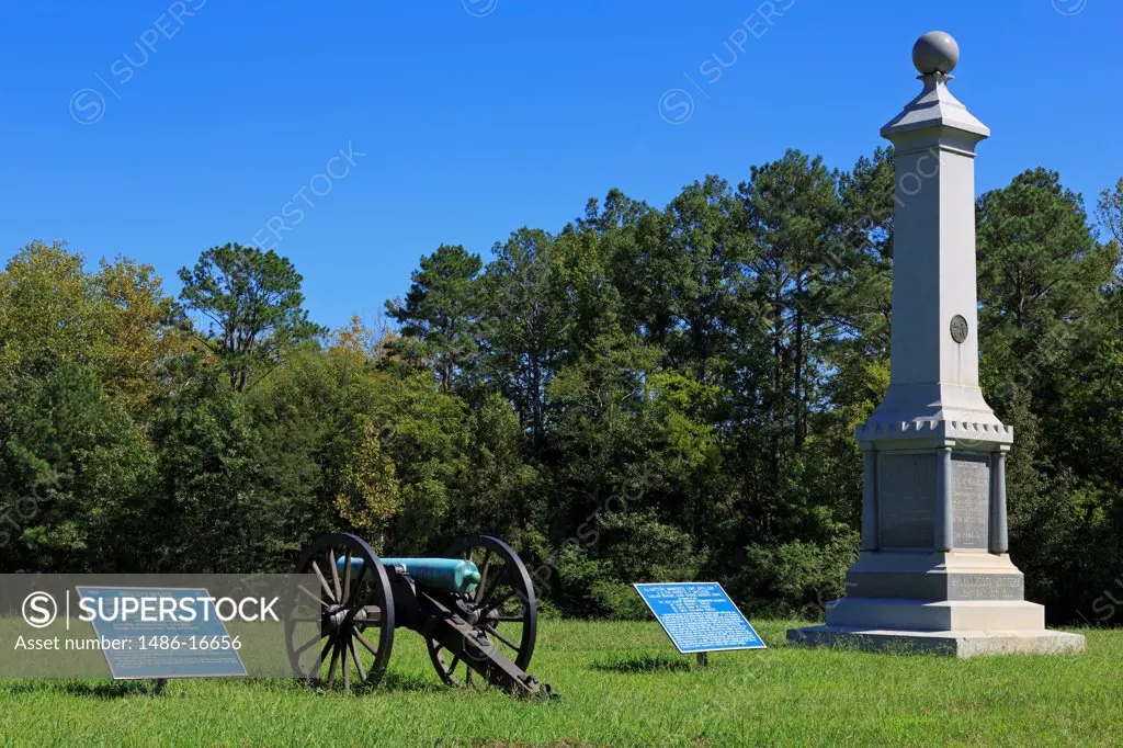 USA, Tennessee, Chattanooga, Chickamauga & Chattanooga National Military Park, Cannon and monument