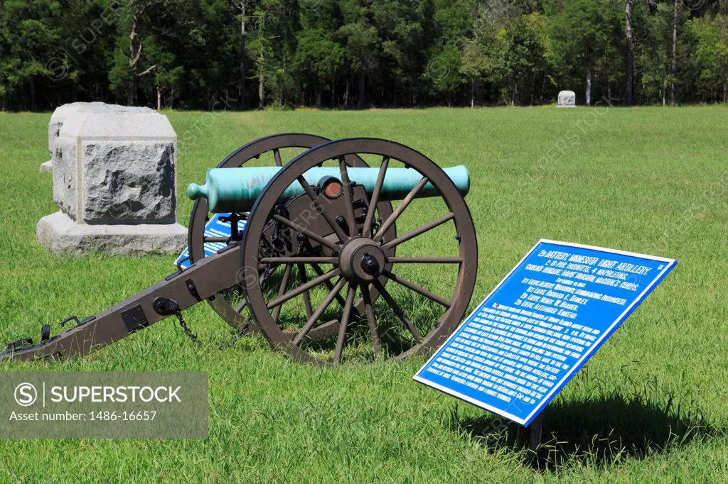 USA, Tennessee, Chattanooga, Chickamauga & Chattanooga National Military Park, Cannon on lawn