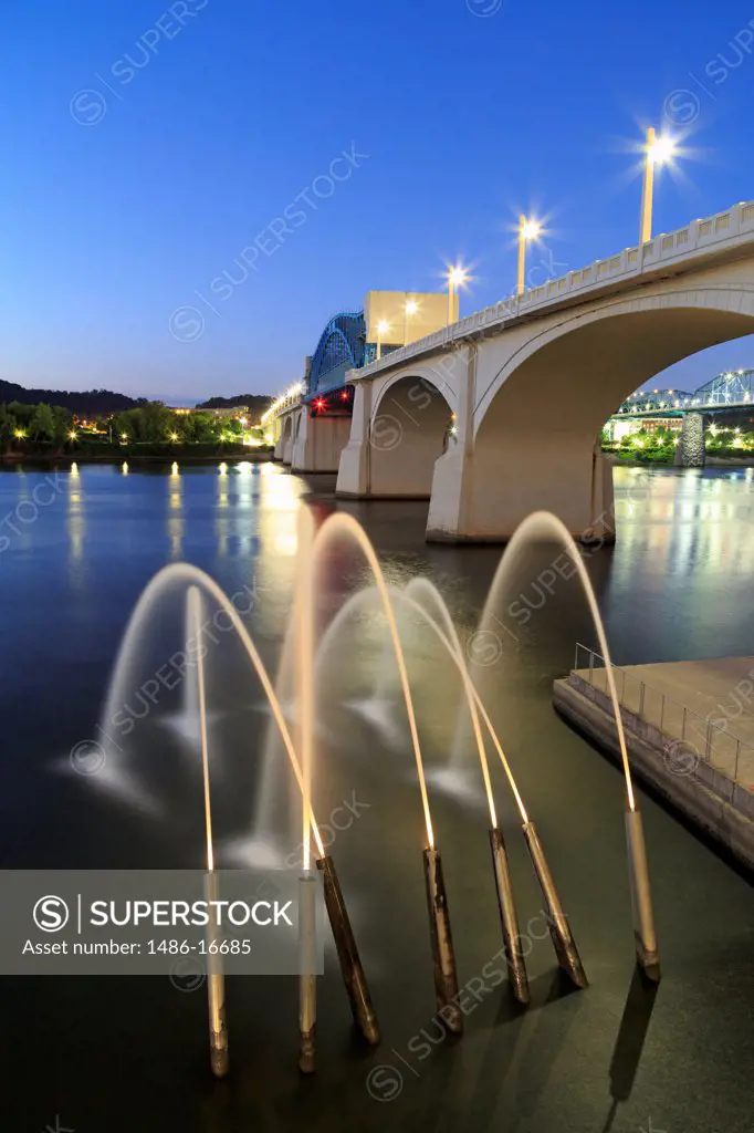 USA, Tennessee, Chattanooga, View of Ross's Landing Fountain and Market Street Bridge