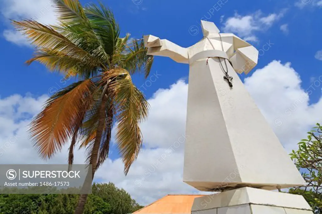 Caribbean, Bonaire, Kralendijk, Plaza Fraternan Di Tilburg, Modern statue of nun