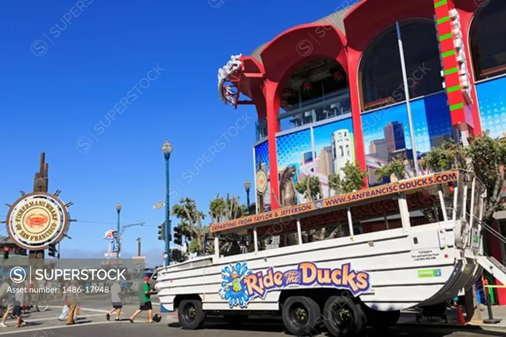 USA, California, San Francisco, Duck boat on Fisherman's Wharf