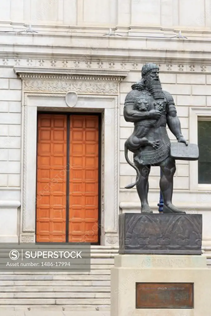 USA, California, San Francisco, Ashurbanipal King of Syria statue in front of Asian Art Museum in Civic Center