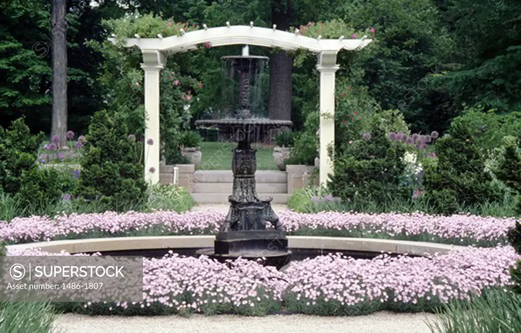 USA, Indiana, Indianapolis, fountain in gardens of Museum of Art