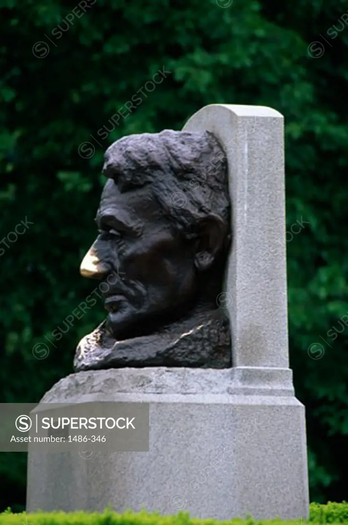 Statue of Abraham Lincoln in a memorial, Lincoln's Tomb, Oak Ridge Cemetery, Springfield, Illinois, USA