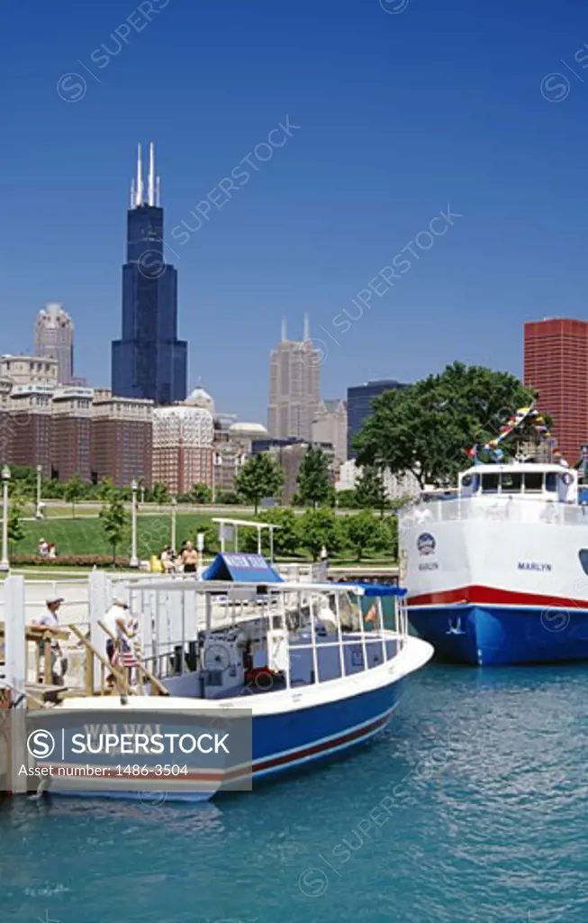 USA, Illinois, Chicago, moored boats with skyscrapers in the background