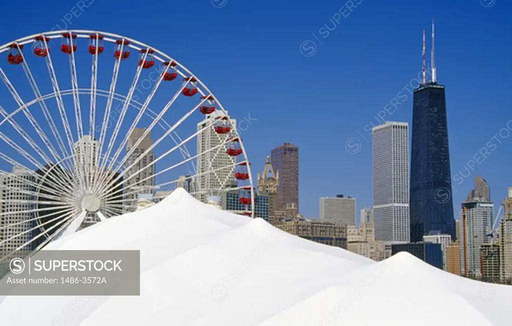 USA, Illinois, Chicago, Navy Pier, ferris wheel and skyline