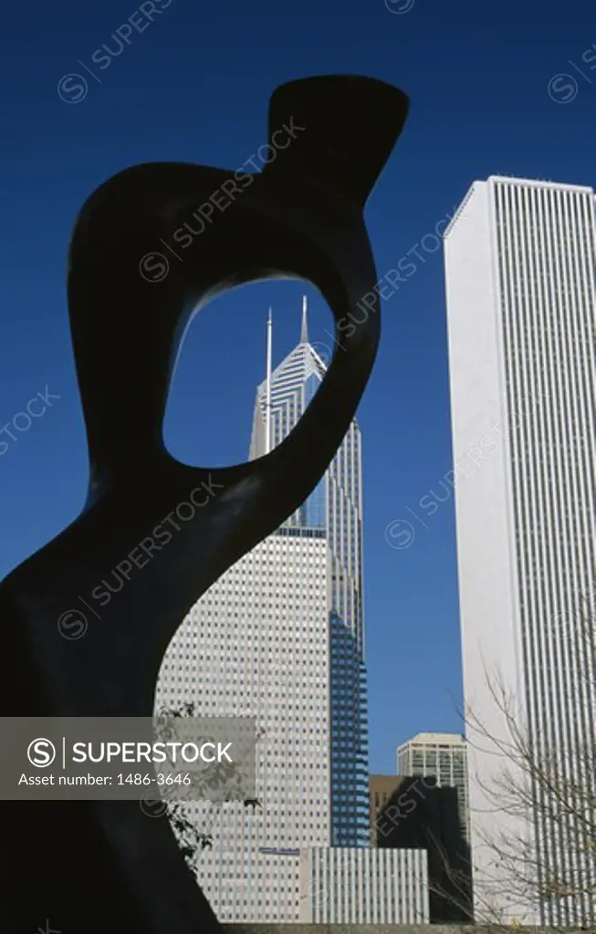 USA, Illinois, Chicago, modern sculpture in front of Aon Tower