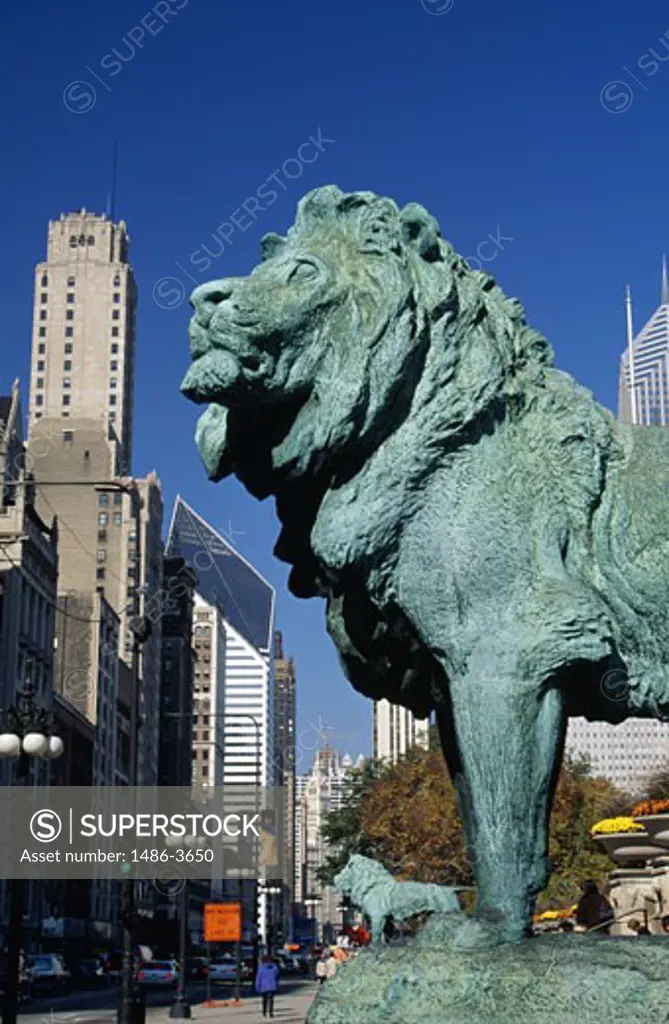 USA, Illinois, Chicago, statue of lion in front of Art Institute of Chicago