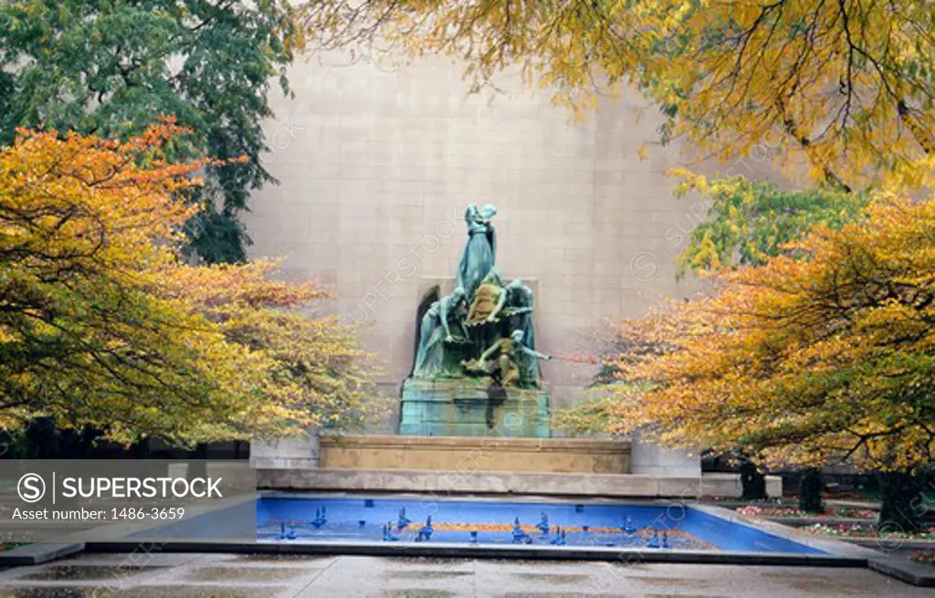 USA, Illinois, Chicago, Art Institute of Chicago, fountain in autumn