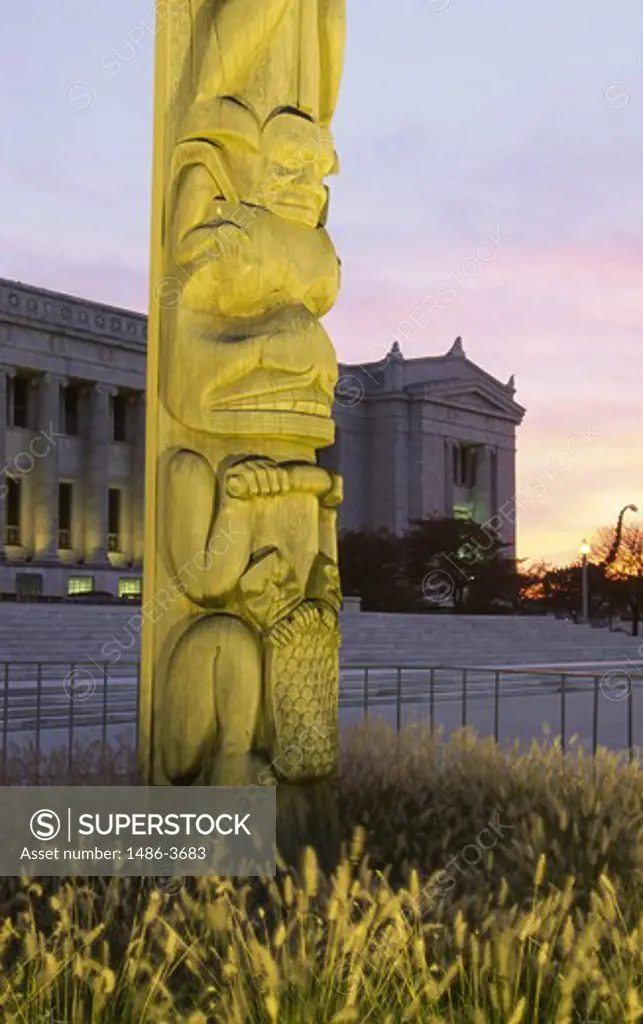 USA, Illinois, Chicago, totem pole at Field Museum of Natural History