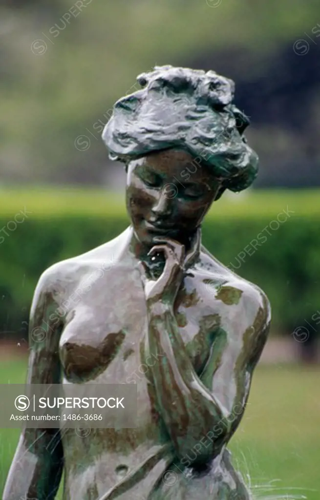 USA, Illinois, Chicago, Grant Park, fountain, statue of pensive woman