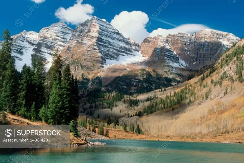Lake in front of mountains, Maroon Bells-Snowmass Wilderness, Colorado, USA